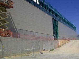 Panel arquitectonico crema en instalacions militares en Cadiz